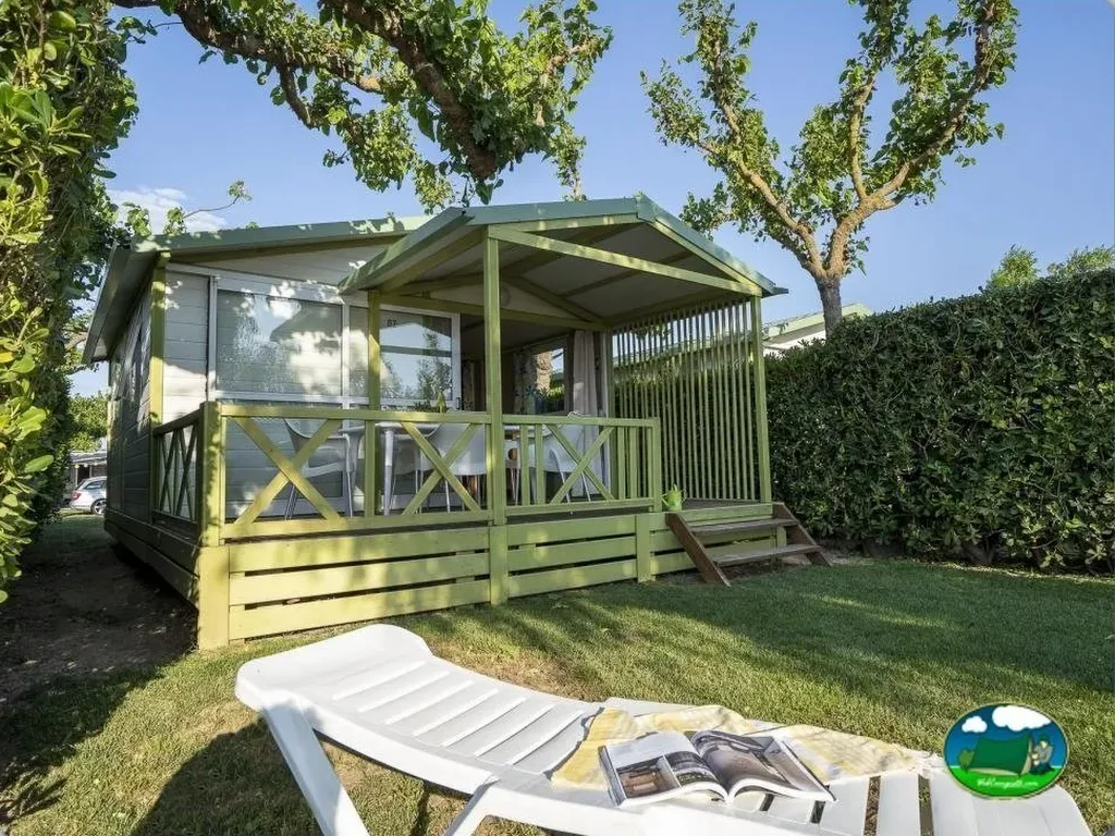 Mobil-home con parcela y sombrilla del Camping L’Àmfora, Sant Pere Pescador (Girona)