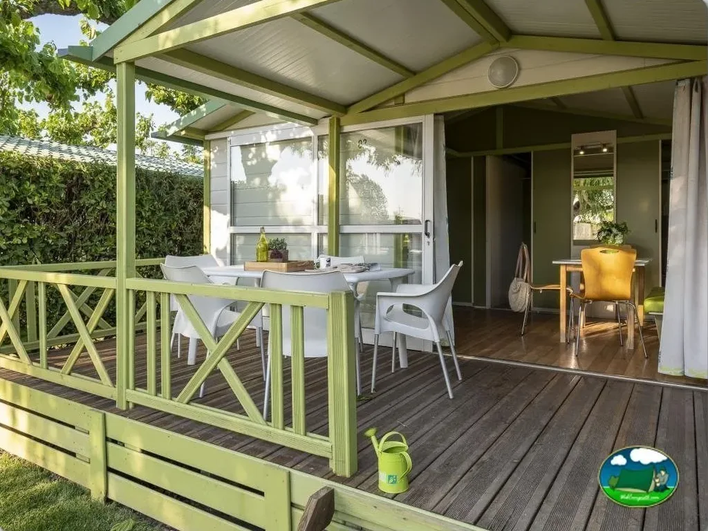 Bungalow con terraza cubierta y zona de estar del Camping L’Àmfora, Sant Pere Pescador (Girona)