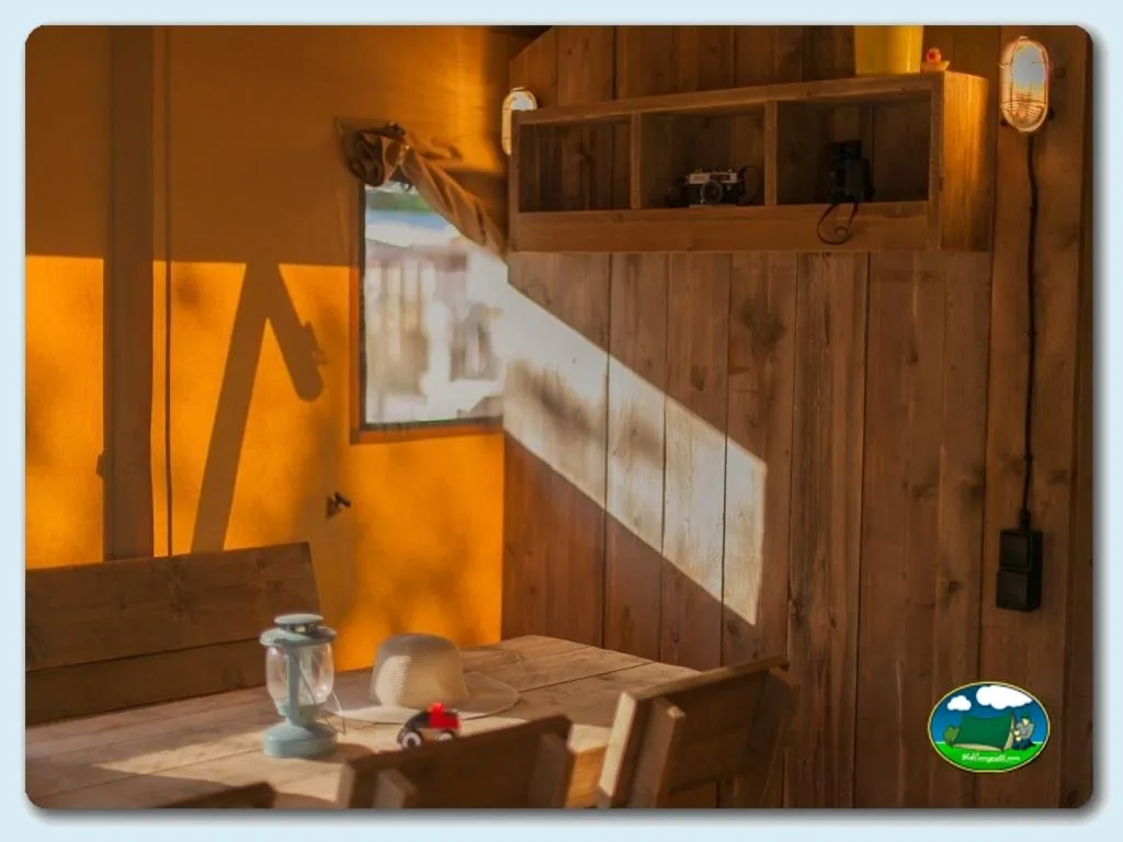 Glamping interior de cabaña de madera del Camping Riu, Sant Pere Pescador (Girona)