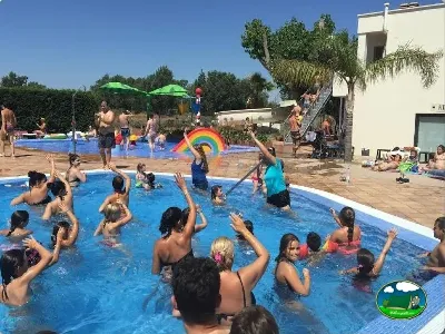 Piscina infantil con animación y juegos acuáticos del Camping Riu, Sant Pere Pescador (Girona)