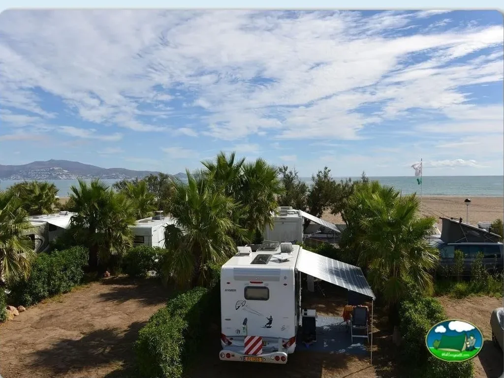 Parcela junto al mar con mobil-home y palmeras del Camping Nàutic Almatà, Castelló d'Empúries (Girona)