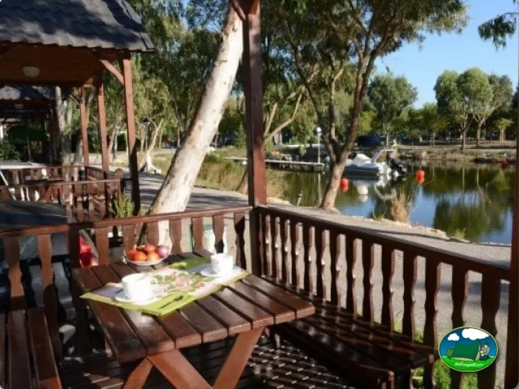 Parcela junto al río con terraza del Camping Nàutic Almatà, Castelló d'Empúries (Girona)