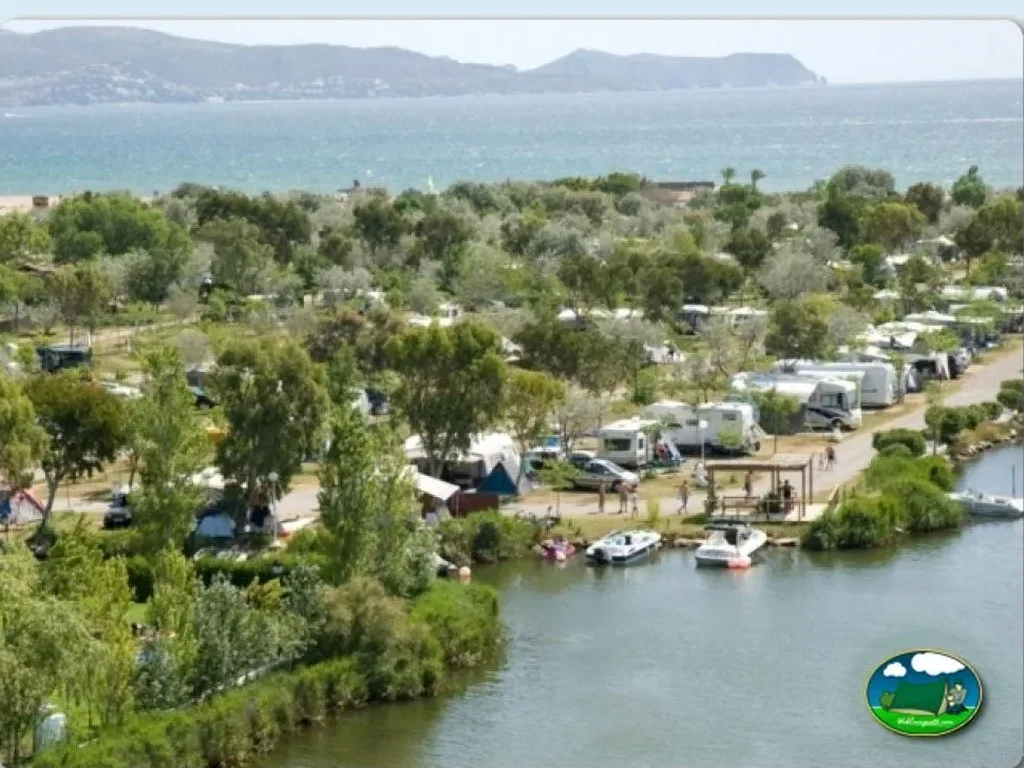 Parcela junto al río con vistas al mar y montaña del Camping Nautic Almata, Castelló d'Empúries (Girona)