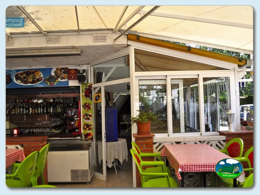 Restaurante bar con terraza cubierta del Camping Ampurdanés, Roses (Girona)