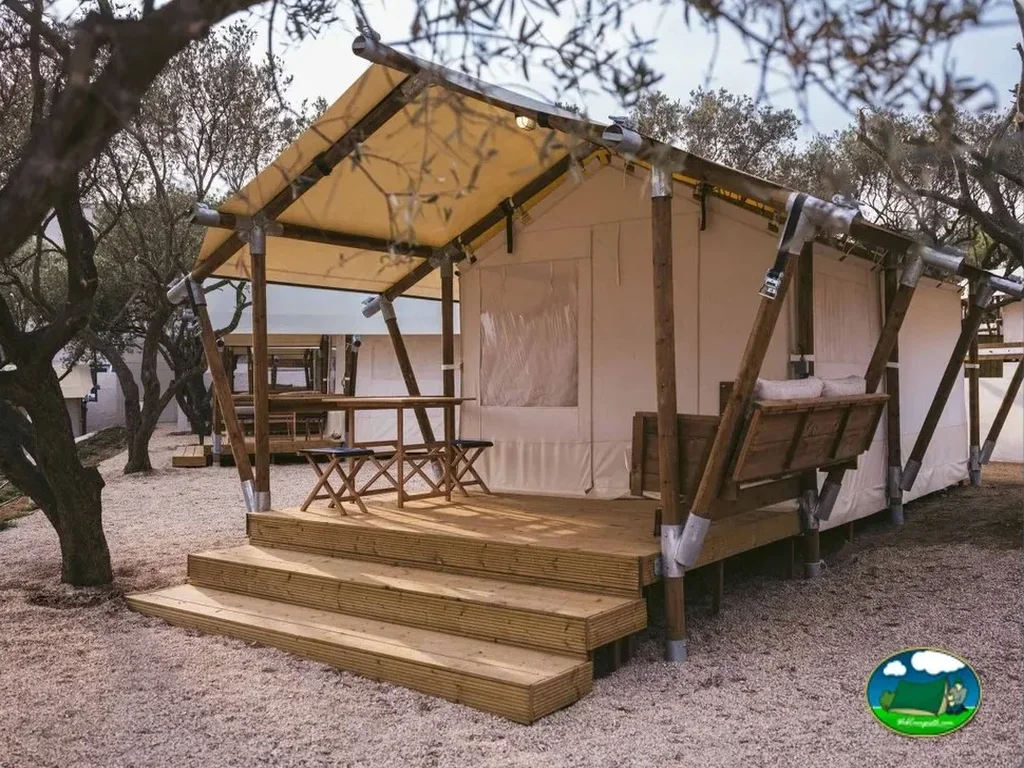 Glamping con terraza y toldo entre árboles del Camping Cadaques, Cadaques (Girona)