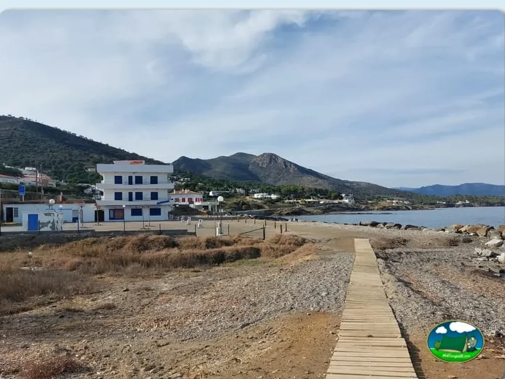 Playa junto al mar con vistas a la montaña del Camping L'Arola, El Port de la Selva (Girona)