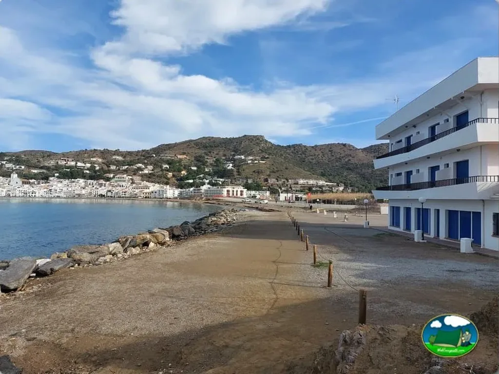 Bungalow junto al mar con playa y sierra del Camping L'Arola, El Port de la Selva (Girona)