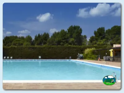 Piscina con vistas al bosque del Camping Vell Emporda, GARRIGUELLA-Girona (Girona)