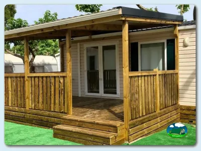Mobil-home con terraza de madera y porche del Camping L'Ombra, Llançà (Girona)