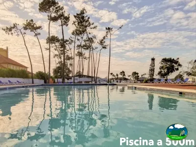 Piscina con vistas a pinos y cielo despejado del Camping Orbitur Mira, Mira (Coimbra)
