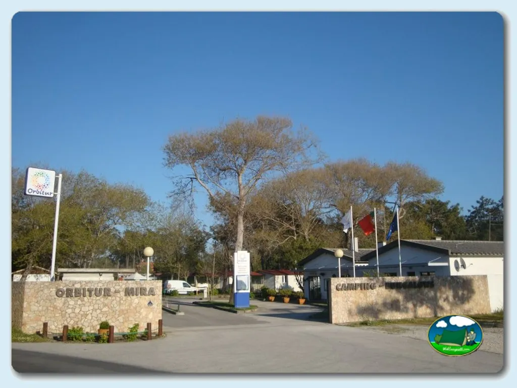 Entrada del recinto con señalización y arbolado del Camping Orbitur Mira, Mira (Coimbra)