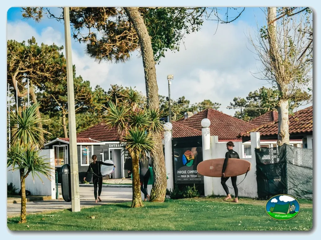 Parcela con acceso a playa, surfistas y bungalow del Camping Praia da Tocha, Tocha (Coimbra)