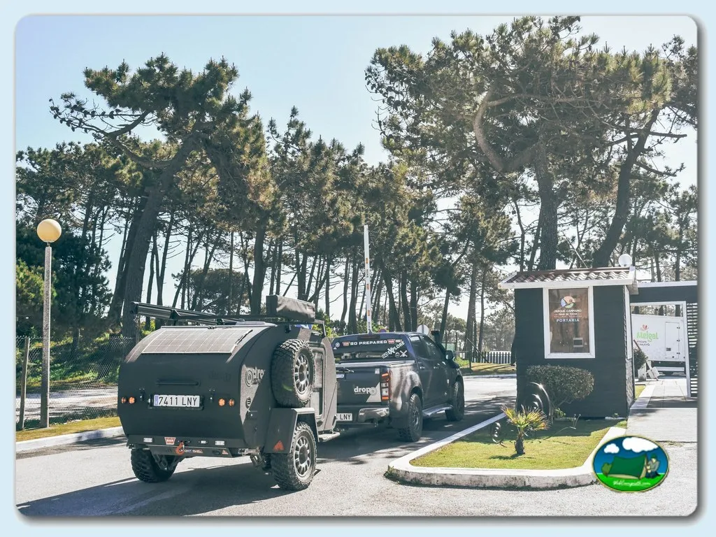 Parcela con caravana y entorno arbolado del Camping Praia da Tocha, Tocha (Coimbra)