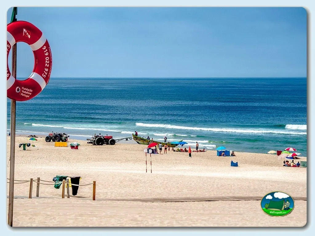 Playa junto al mar con primera línea de arena y actividades acuáticas del Camping Praia da Tocha, Tocha (Coimbra)