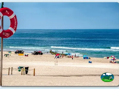 Playa junto al mar con primera línea de arena y actividades acuáticas del Camping Praia da Tocha, Tocha (Coimbra)