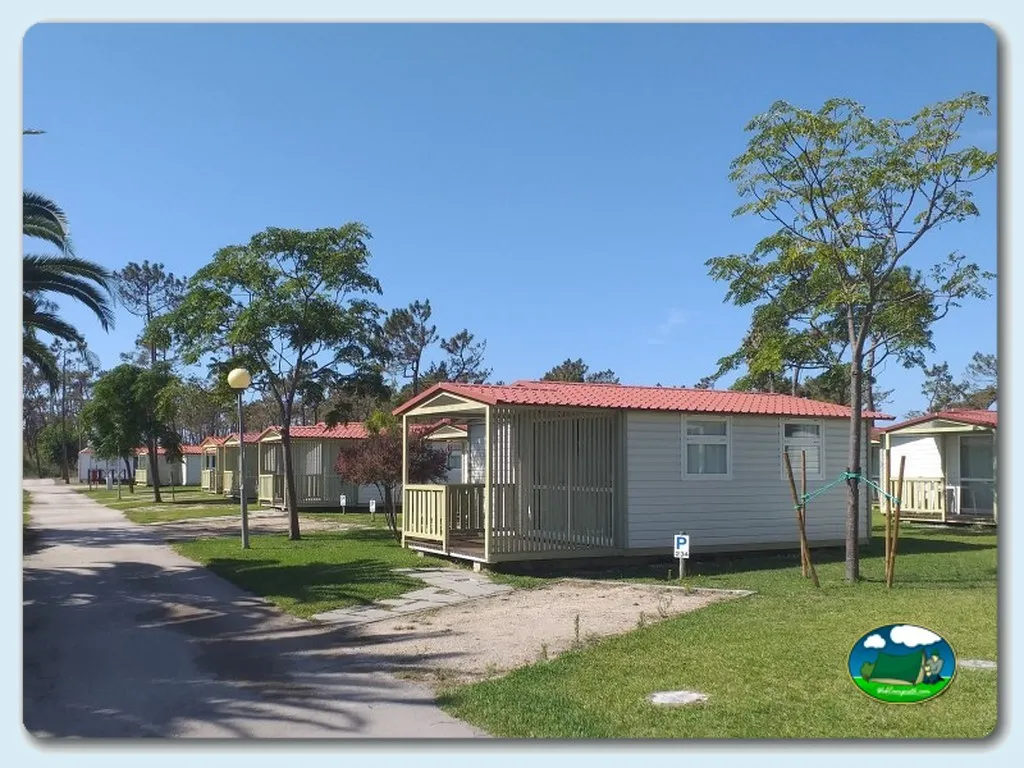 Mobil-home con terraza cubierta y vistas al entorno arbolado del Camping Orbitur Figueira da Foz, Figueira da Foz (Coimbra)