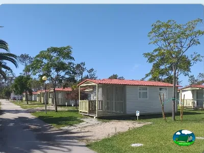 Mobil-home con terraza cubierta y vistas al entorno arbolado del Camping Orbitur Figueira da Foz, Figueira da Foz (Coimbra)
