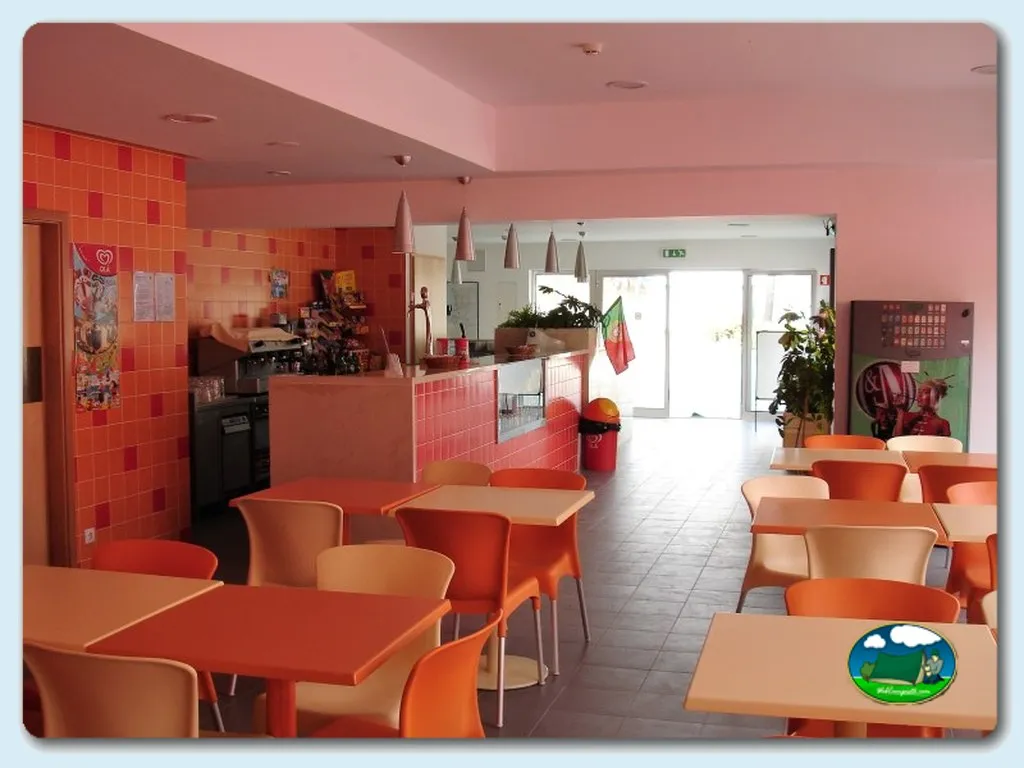 Restaurante y bar con zona de comedor del Camping Orbitur Figueira da Foz, Figueira da Foz (Coimbra)