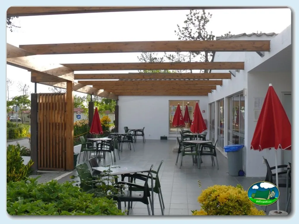 Restaurante bar con terraza cubierta y sombrillas del Camping Orbitur Figueira da Foz, Figueira da Foz (Coimbra)