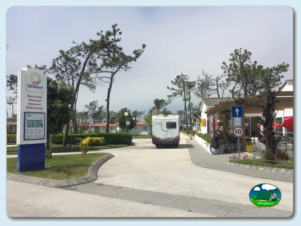 Recepción y entrada del recinto con mobil-home del Camping Orbitur Figueira da Foz, Figueira da Foz (Coimbra)