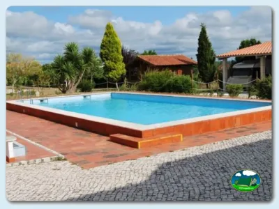 Piscina con vistas a bungalow y jardín del Camping Coimbrão, Coimbrão (Leiria)