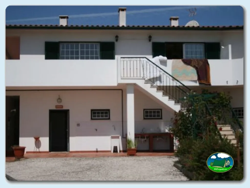 Bungalow con terraza y escaleras de acceso del Camping Coimbrão, Coimbrão (Leiria)