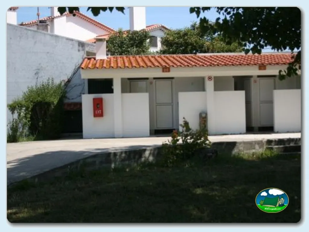 Aseos y servicios del recinto del Camping Coimbrão, Coimbrão (Leiria)