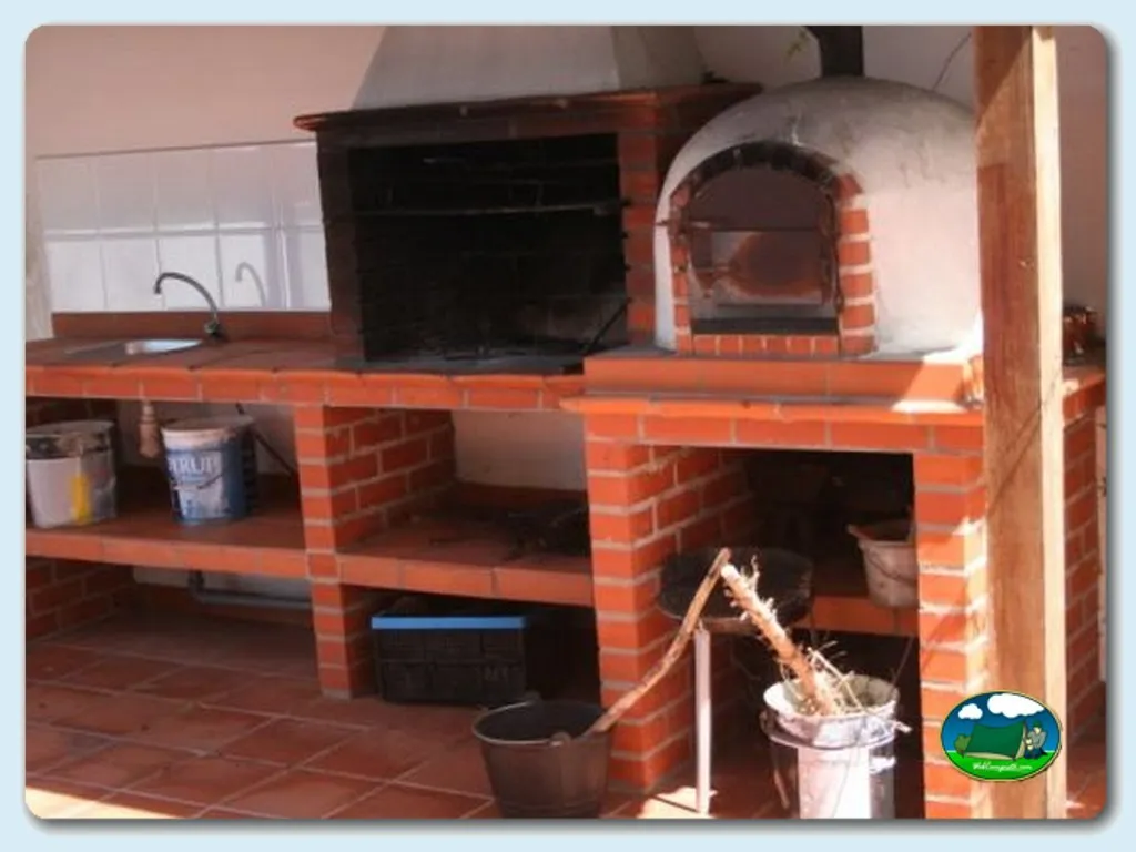 Zona de cocina exterior con horno de leña y parrilla del Camping Coimbrão, Coimbrão (Leiria)