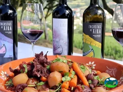 Restaurante con plato de verduras y vinos locales del Camping Vila Franca de Xira, Vila Franca de Xira (Lisboa)