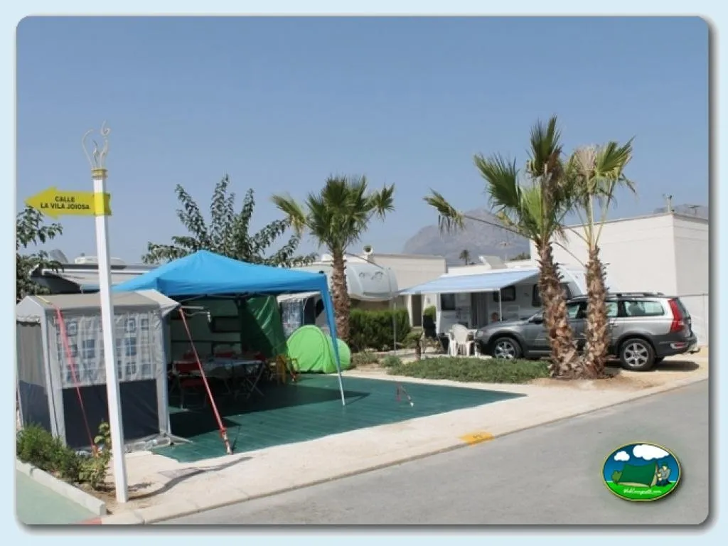 Parcela con tienda de acampada y toldo del Camping Resort Almafra, Benidorm-Alicante (Alicante)