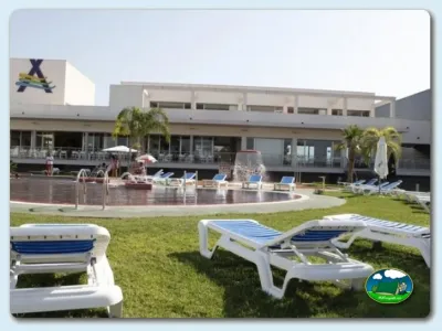 Piscina con zona de césped y tumbonas del Camping Resort Almafra, Benidorm-Alicante (Alicante)