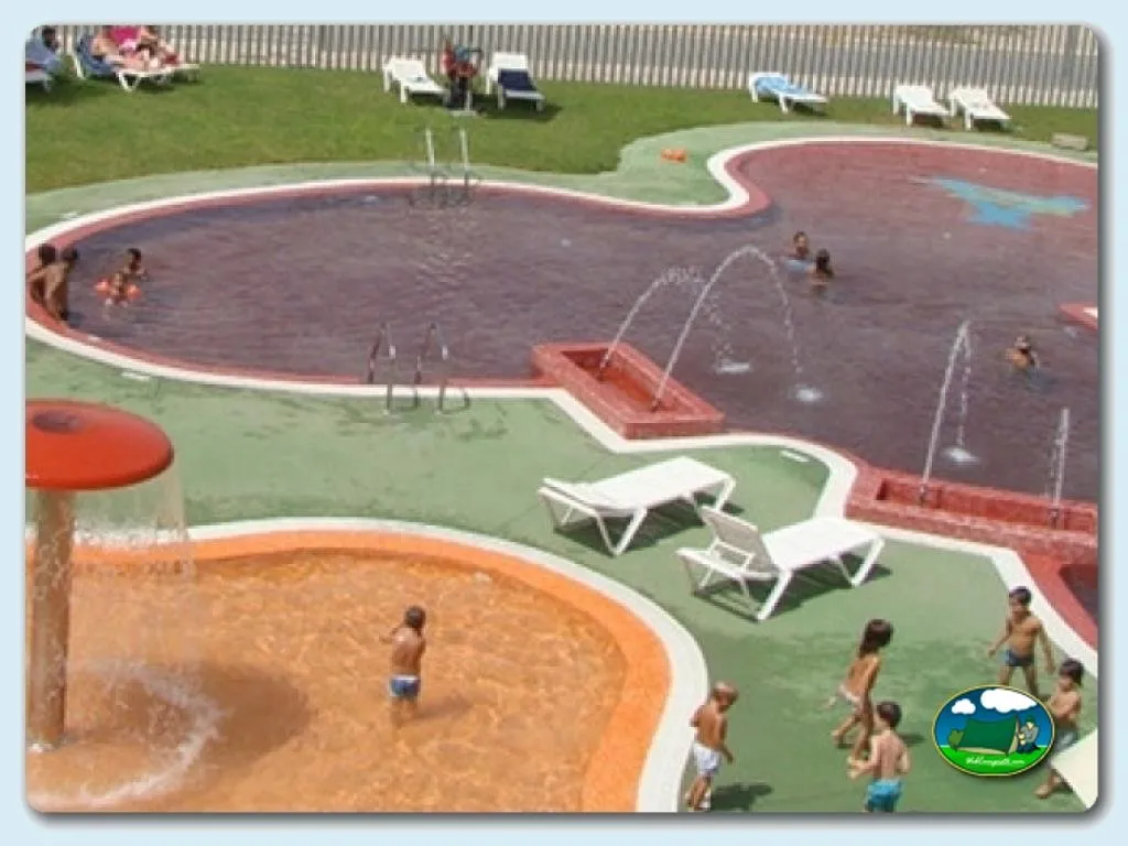 Piscina con parque infantil y zona de juegos acuáticos del Camping Resort Almafra, Benidorm-Alicante (Alicante)