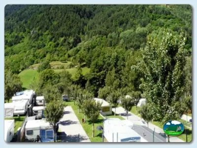 Parcela en montaña con vistas a sierra boscosa del Camping Bielsa, Bielsa (Huesca)