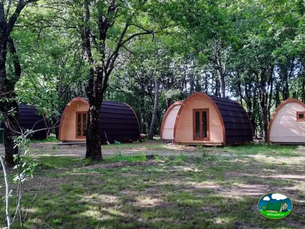 Glamping cápsulas entre árboles del Camping Vila de Sarria, Lugo (Lugo)