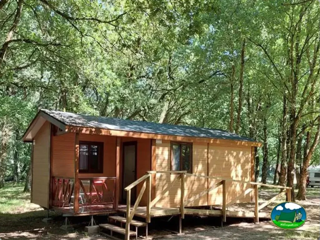 Cabaña de madera entre árboles con terraza del Camping Vila de Sarria, Lugo (Lugo)