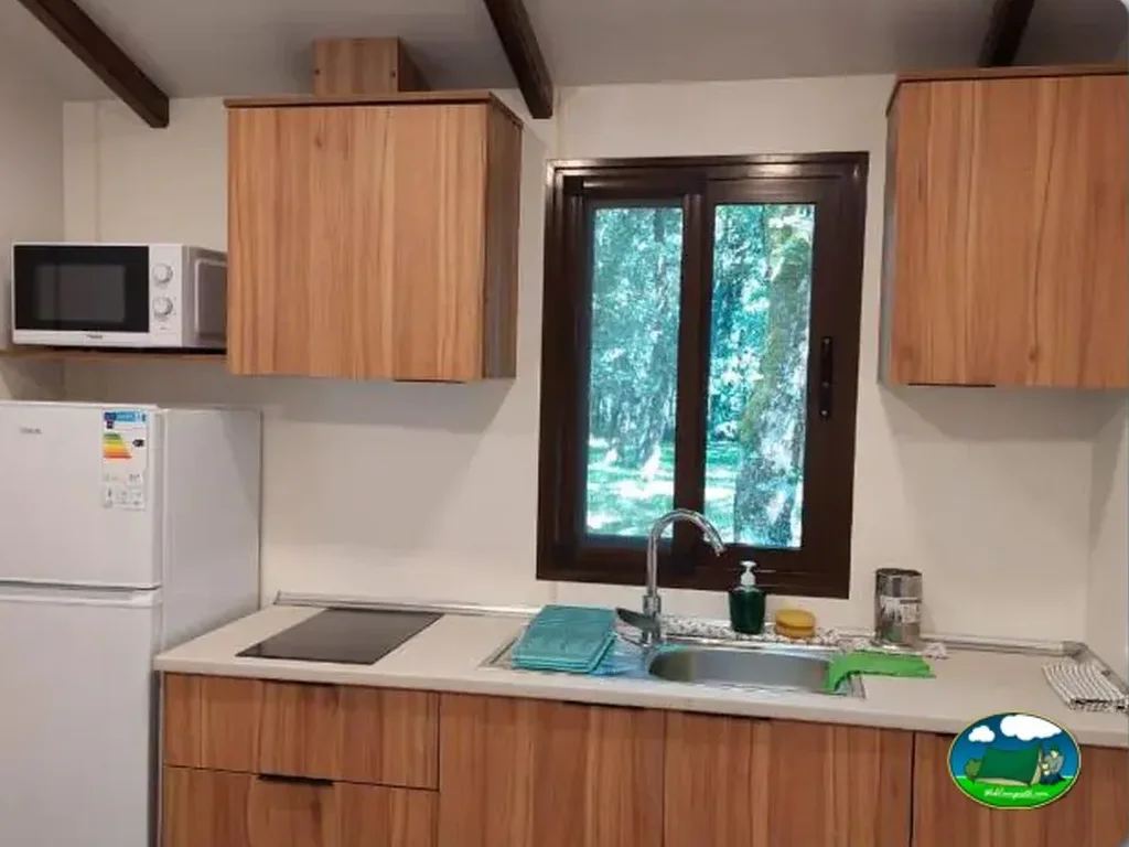 Cocina con vistas al bosque, mobil-home del Camping Vila de Sarria, Lugo (Lugo)