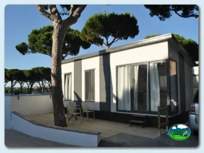 Mobil-home moderno con terraza y árboles del Camping Pinar de San José, Barbate (Cádiz)
