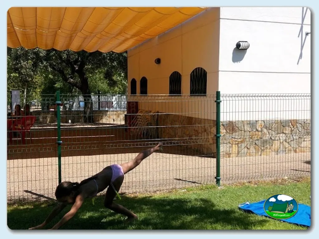 Parque infantil con zona de juegos del Camping Ciudad del ocio, Pozoblanco (Córdoba)