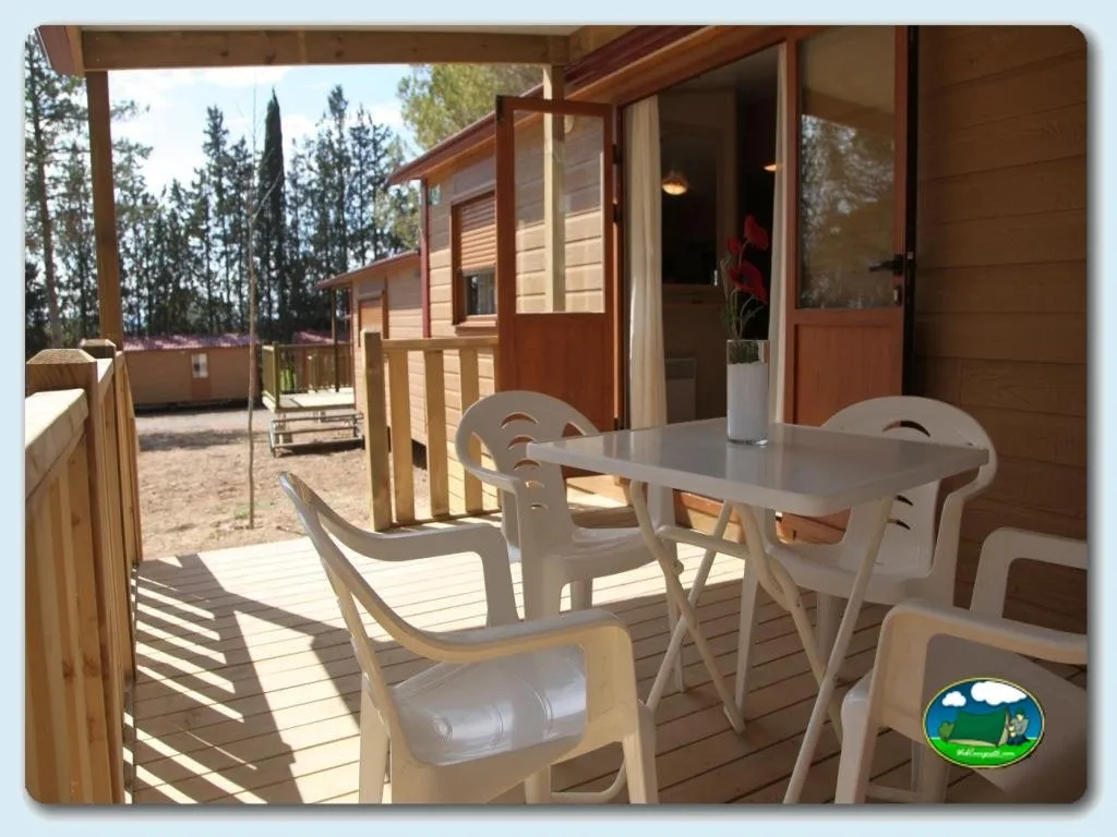 Bungalow con terraza y vistas al bosque del Camping El Bolaso, Ejea de los Caballeros (Zaragoza)