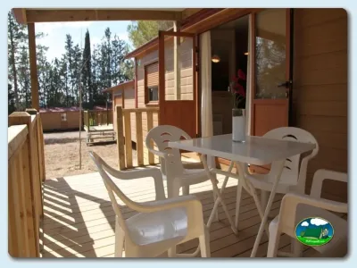 Bungalow con terraza y vistas al bosque del Camping El Bolaso, Ejea de los Caballeros (Zaragoza)