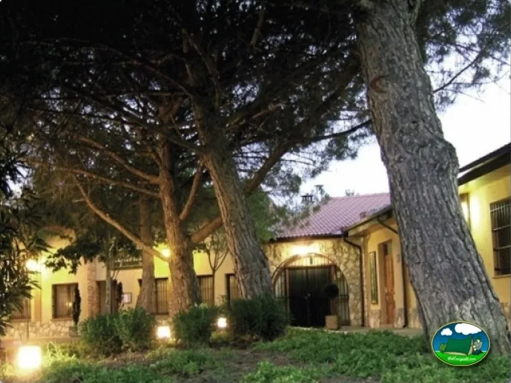 Complejo y restaurante iluminados entre árboles del Camping El Bolaso, Ejea de los Caballeros (Zaragoza)
