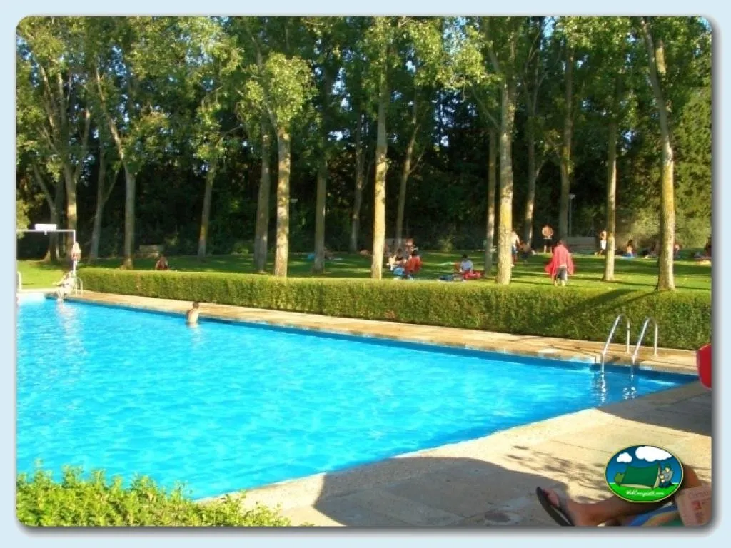 Piscina con vistas a árboles y zona de juegos del Camping El Bolaso, Ejea de los Caballeros (Zaragoza)