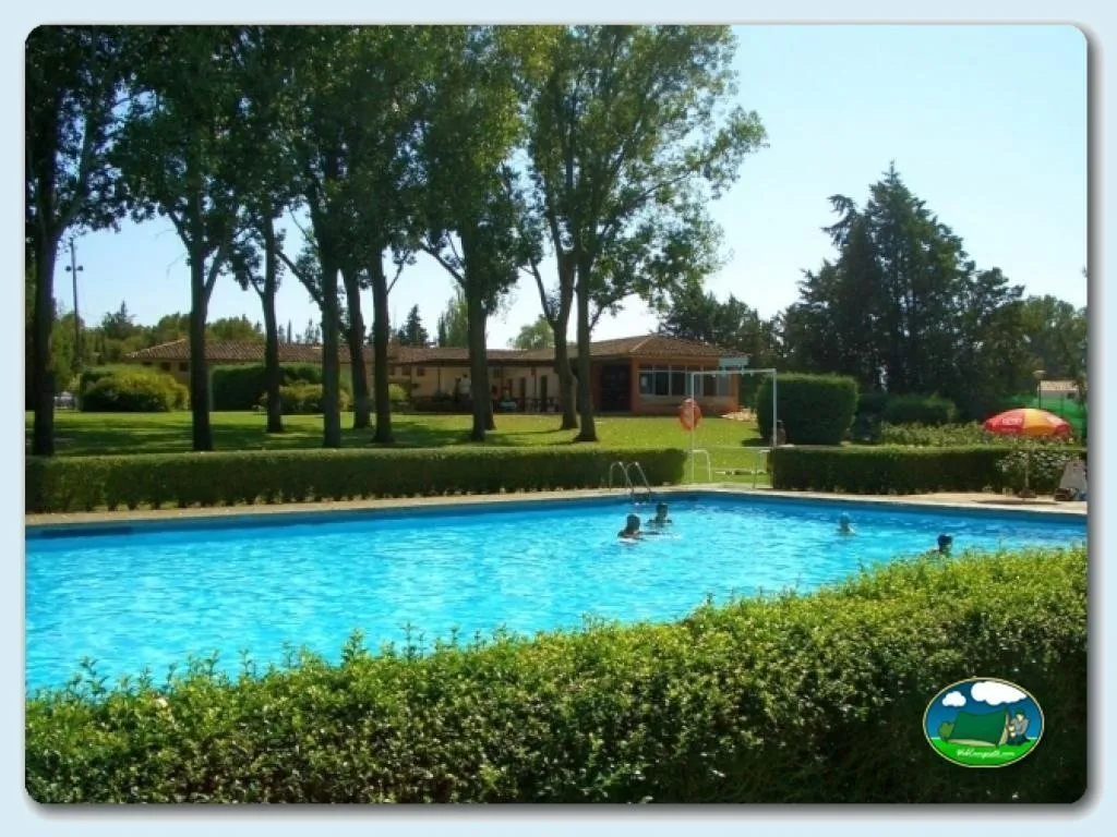 Piscina con vistas al jardín y bungalows del Camping El Bolaso, Ejea de los Caballeros (Zaragoza)