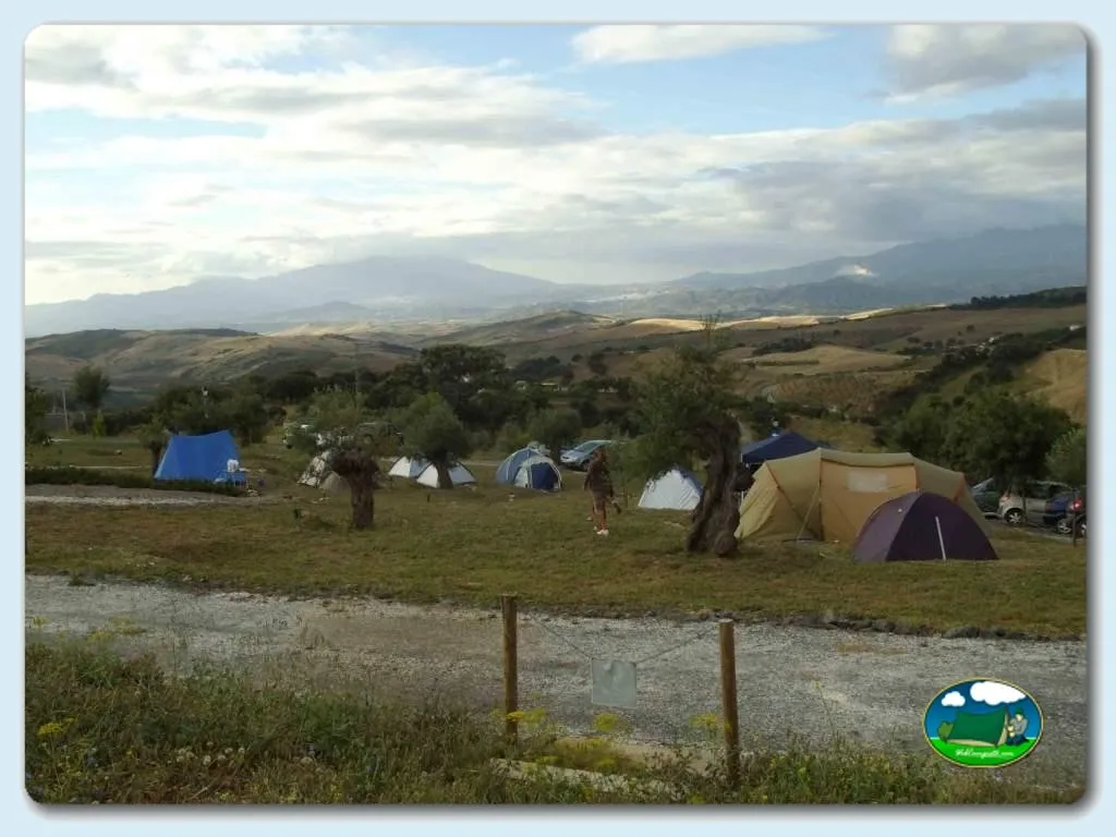 Parcela con tienda de acampada y vistas a la montaña del Camping Loma Taivilla, Casarabonela (Málaga)