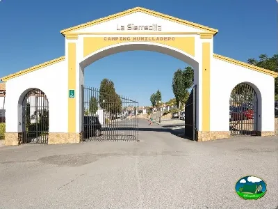 Puerta de entrada principal con arco del Camping La Sierrecilla, Humilladero (Málaga)