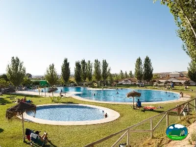 Piscina climatizada con parque infantil y vistas a la montaña del Camping La Sierrecilla, Humilladero (Málaga)