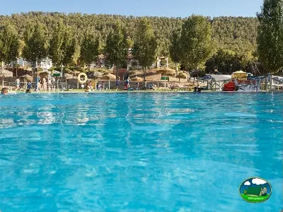 Piscina con parque infantil y vistas a la montaña del Camping La Sierrecilla, Humilladero (Málaga)