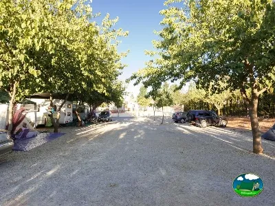 Parcela arbolada con mobil-homes del Camping La Sierrecilla, Humilladero (Málaga)