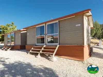 Mobil-home con terraza cubierta y vistas al entorno del Camping La Sierrecilla, Humilladero (Málaga)