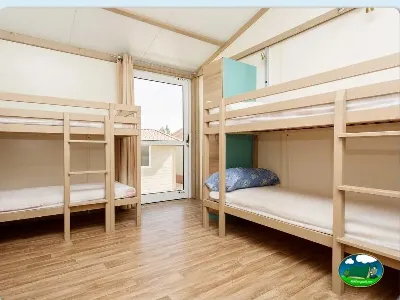 Glamping interior con literas de madera del Camping La Sierrecilla, Humilladero (Málaga)
